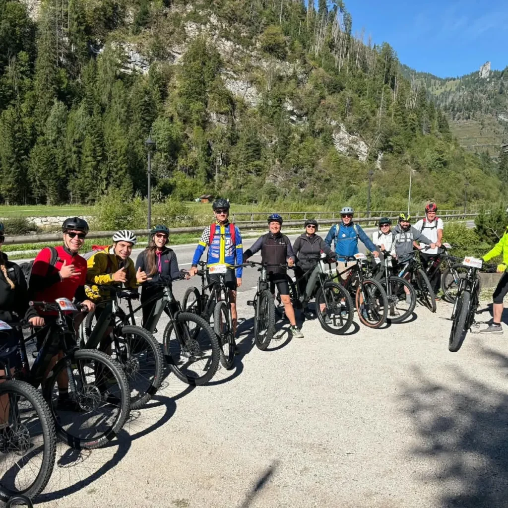 Gruppo di e-bike della Big Bang in escursione da Caprile a Col dei Baldi il 13 settembre