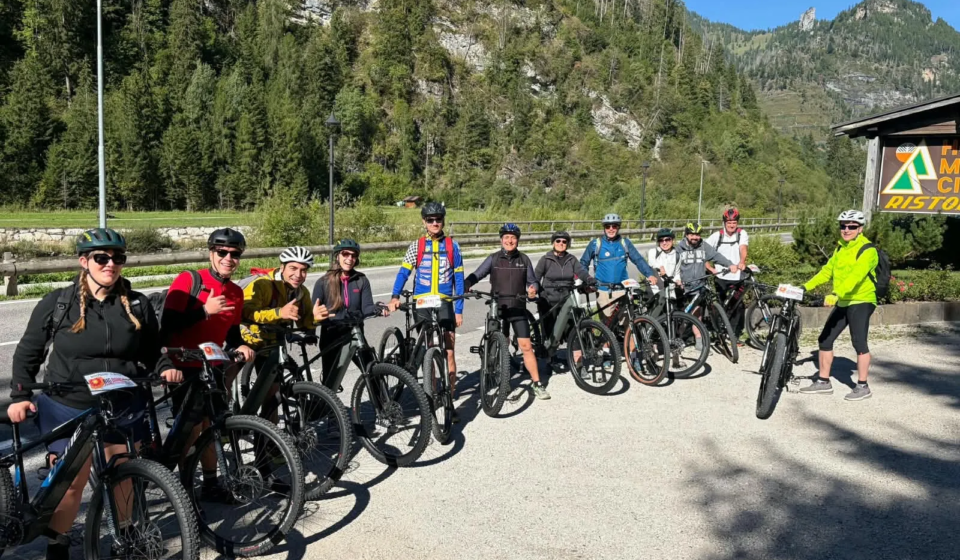 Gruppo di e-bike della Big Bang in escursione da Caprile a Col dei Baldi il 13 settembre